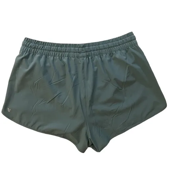 85. NWT Vuori clementine shorts Size XL