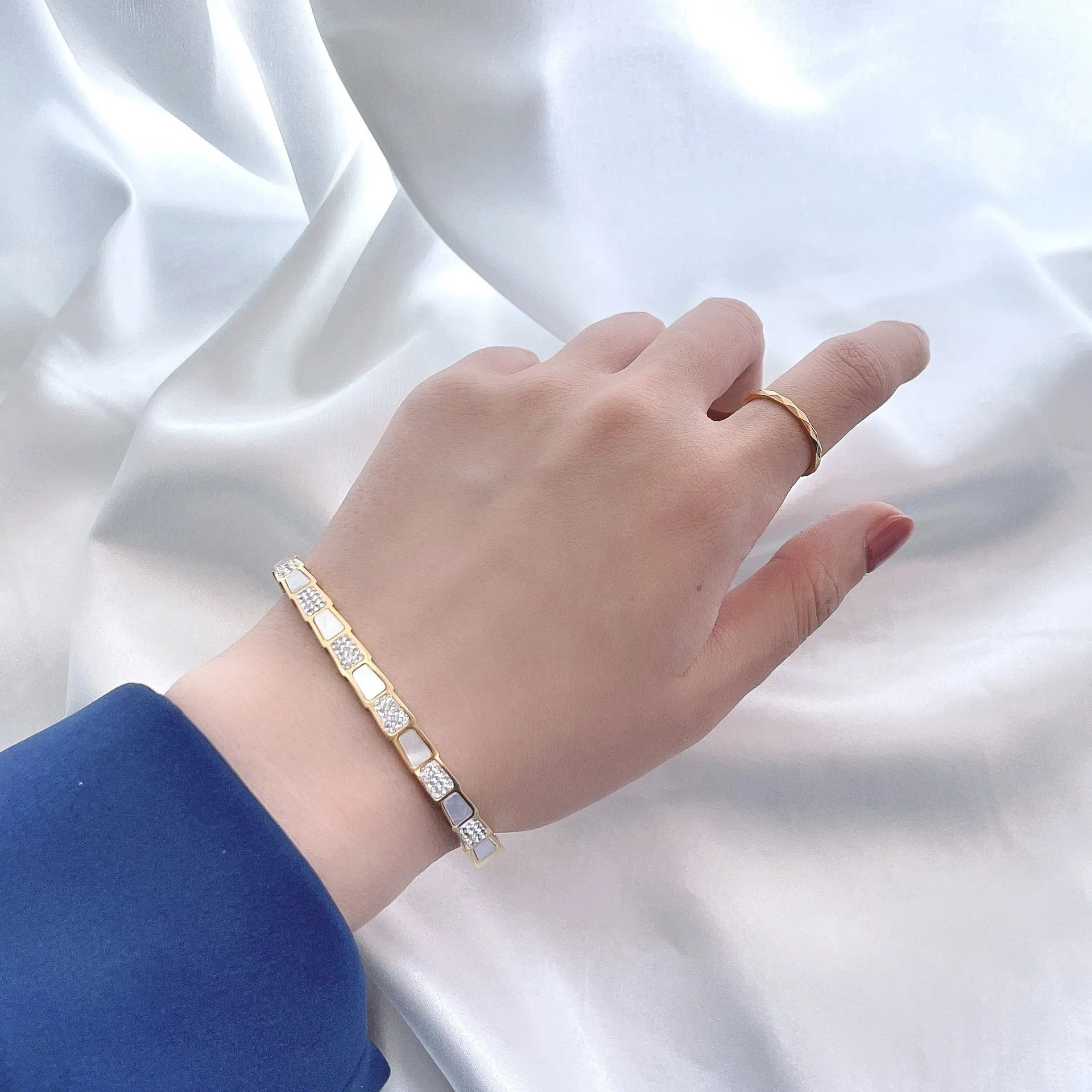 Excellent Quality Stainless Steel CZ Crystals With White Shell Bracelets For Women Men Luxury Trendy Snake Bangle Jewelry Gift