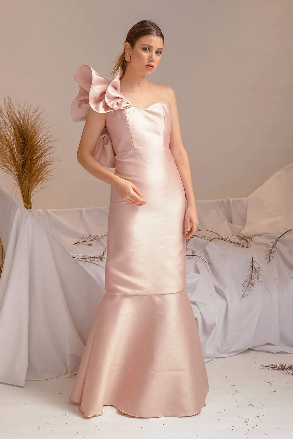 I DO BY ZOO SALAMANCA GOWN Sweetheart Cut Gown with Oversize Ruffle on Shoulder (Nude Gazar)