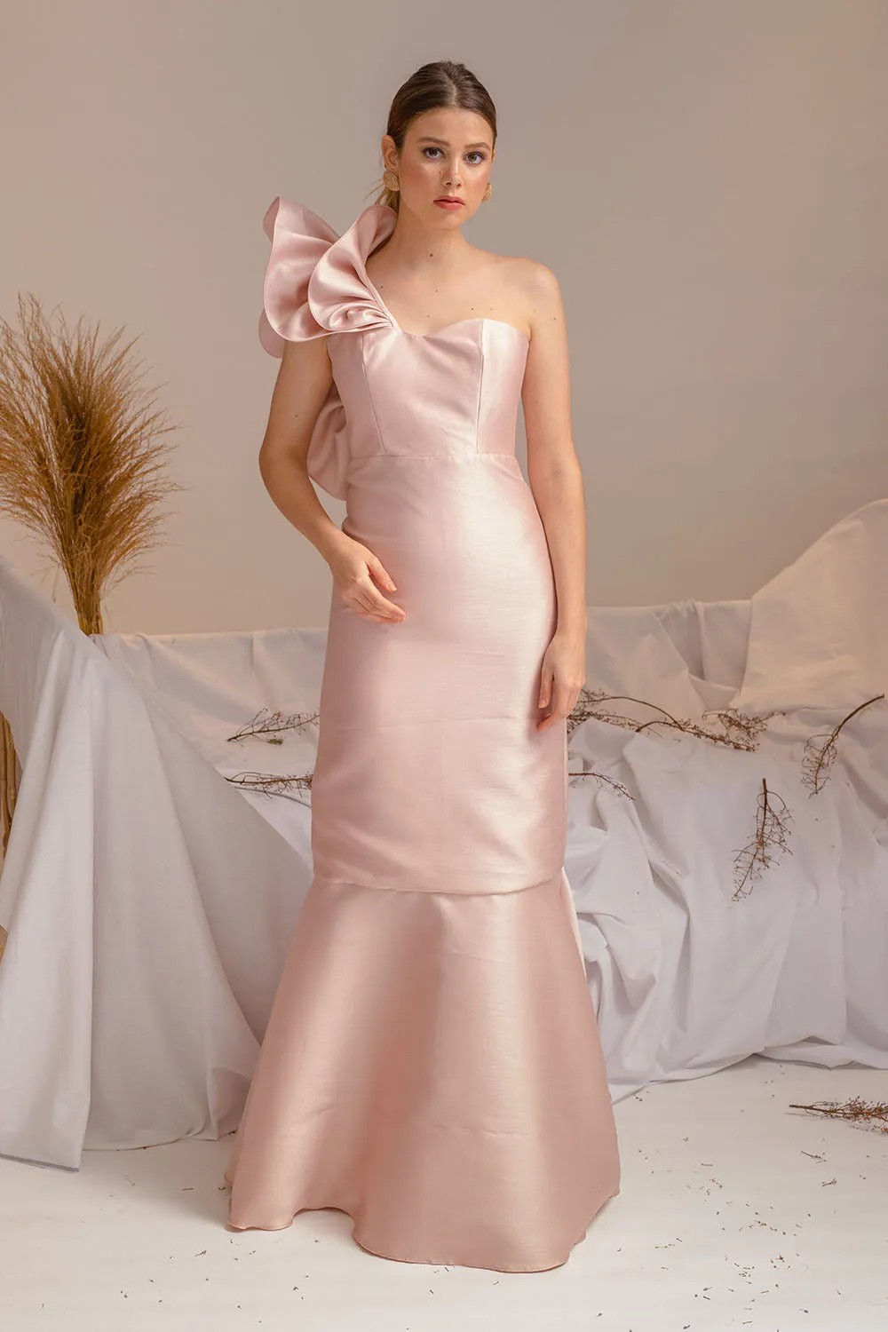 I DO BY ZOO SALAMANCA GOWN Sweetheart Cut Gown with Oversize Ruffle on Shoulder (Nude Gazar)