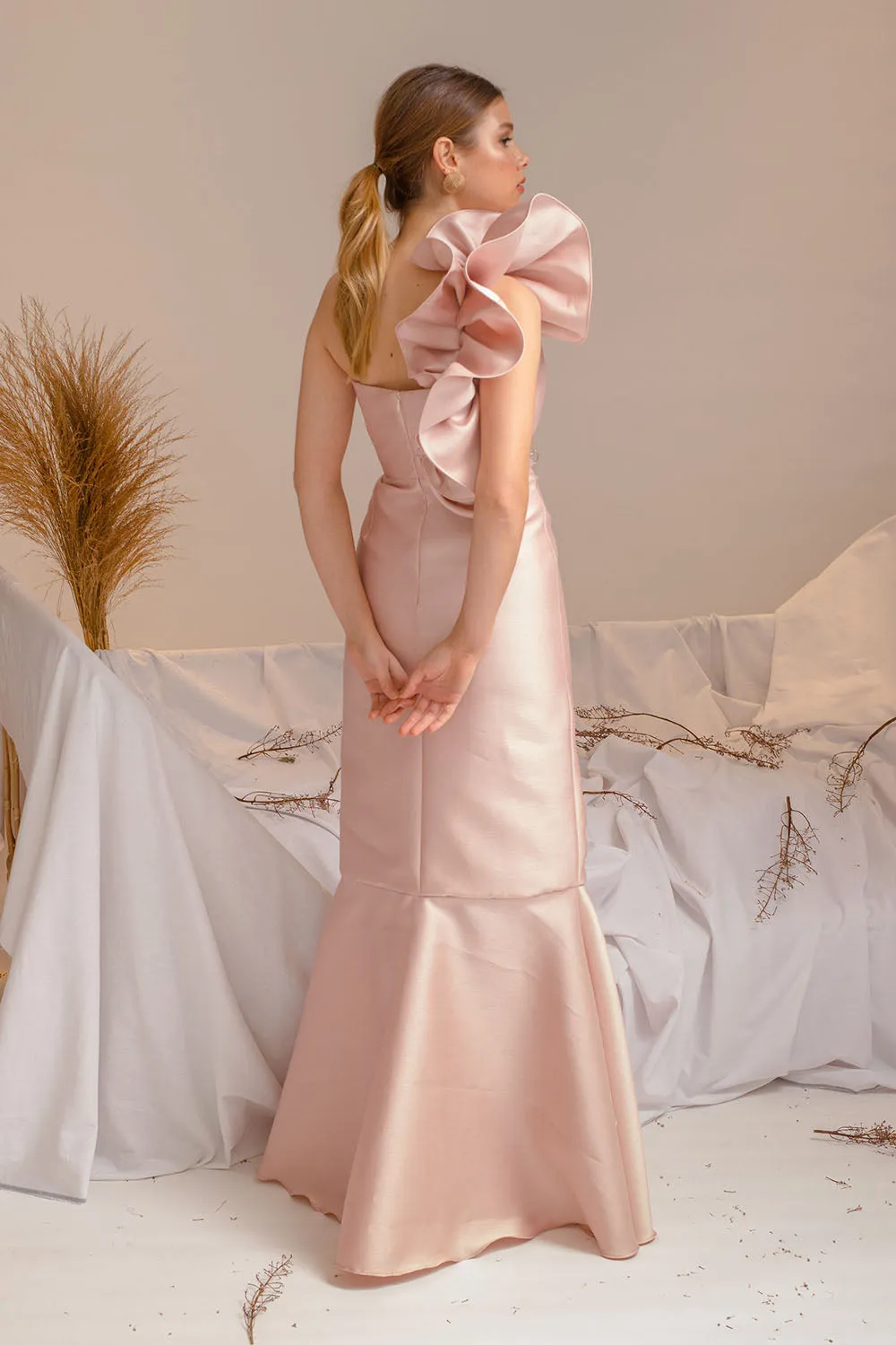 I DO BY ZOO SALAMANCA GOWN Sweetheart Cut Gown with Oversize Ruffle on Shoulder (Nude Gazar)