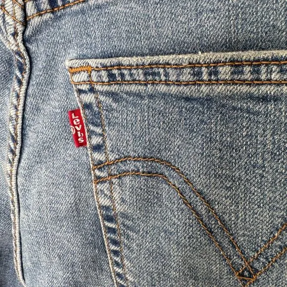 Levis Ribcage Bell blown out knee jeans
