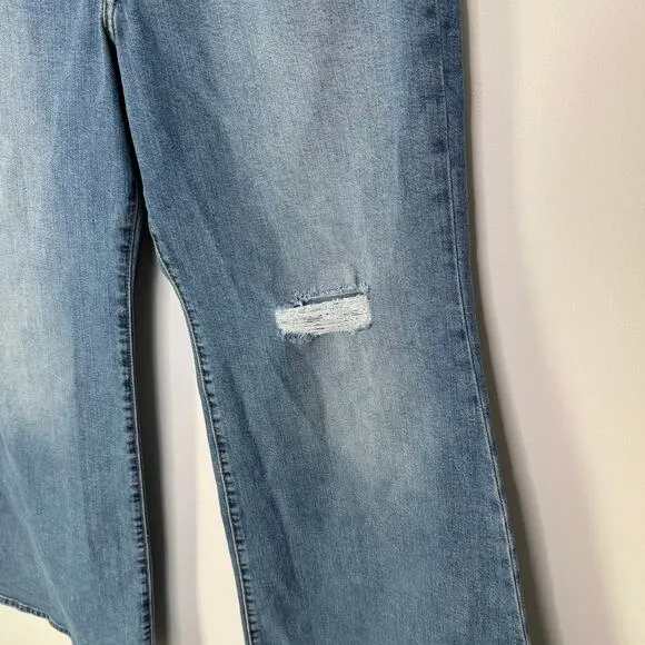 Levis Ribcage Bell blown out knee jeans