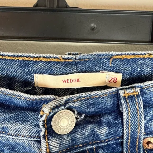 Levi’s Wedgie Icon High Rise Jeans Size 28
