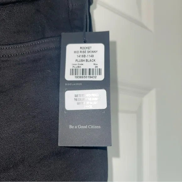 Mid‎ rise black skinny size 29