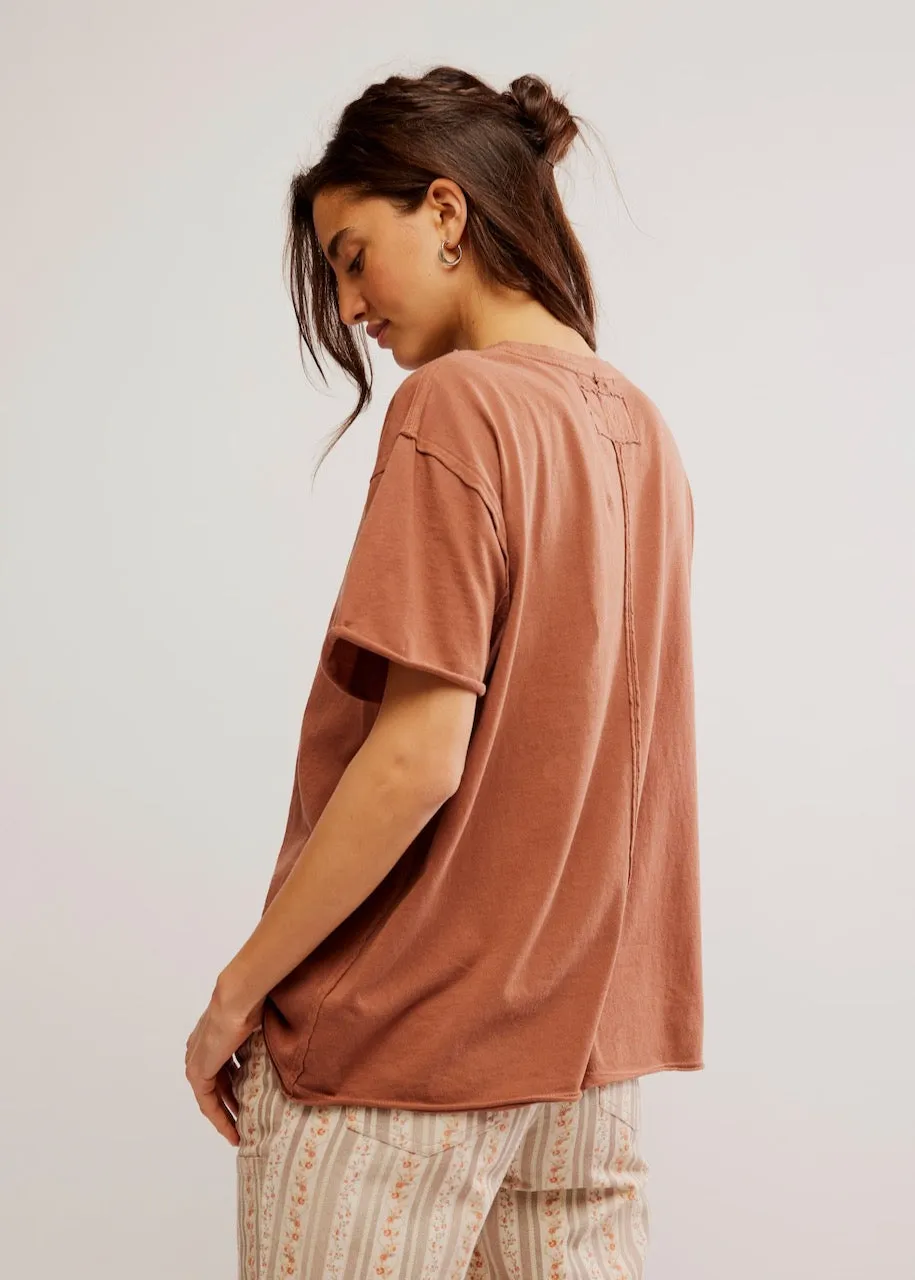 T-shirt Nina Tee in Tortoise Shell di Free People